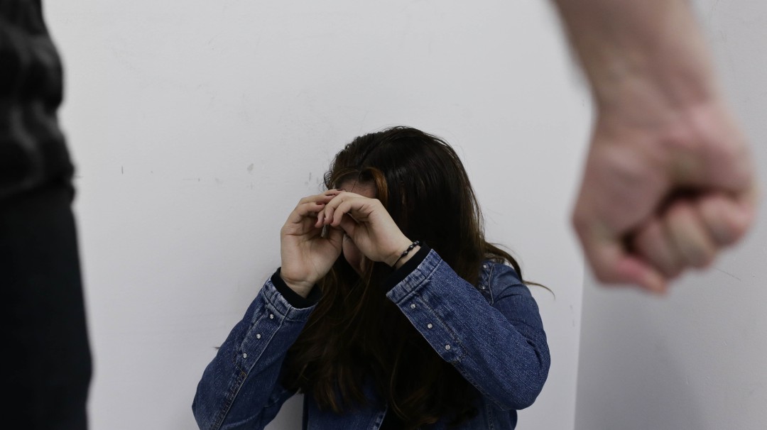 Hombre obligó a mujer a comer sus heces luego de violentarla con un tenedor