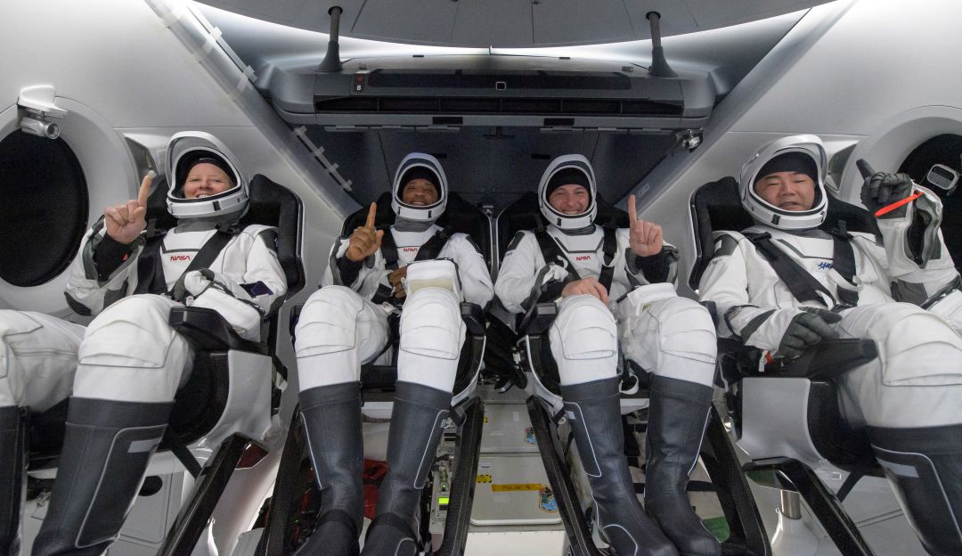 La SpaceX Crew Dragon, Resilience, aterriza en el Golfo de México después de desacoplarse de la estación Space con Crew-1