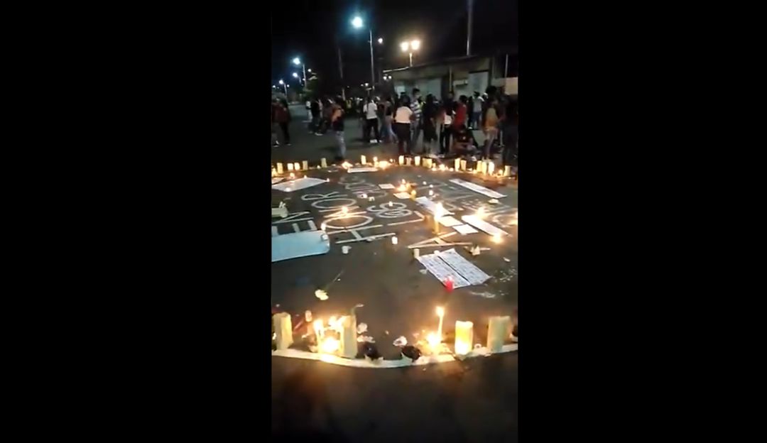 Velatón en el barrio el Diamante por los fallecidos en medio de las manifestaciones