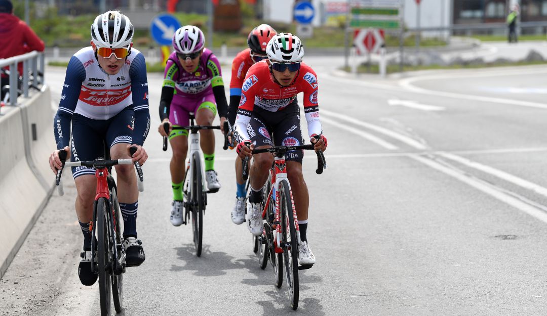 Santiago Umba (de rojo a la derecha), ciclista colombiano líder del Tour de Ruanda