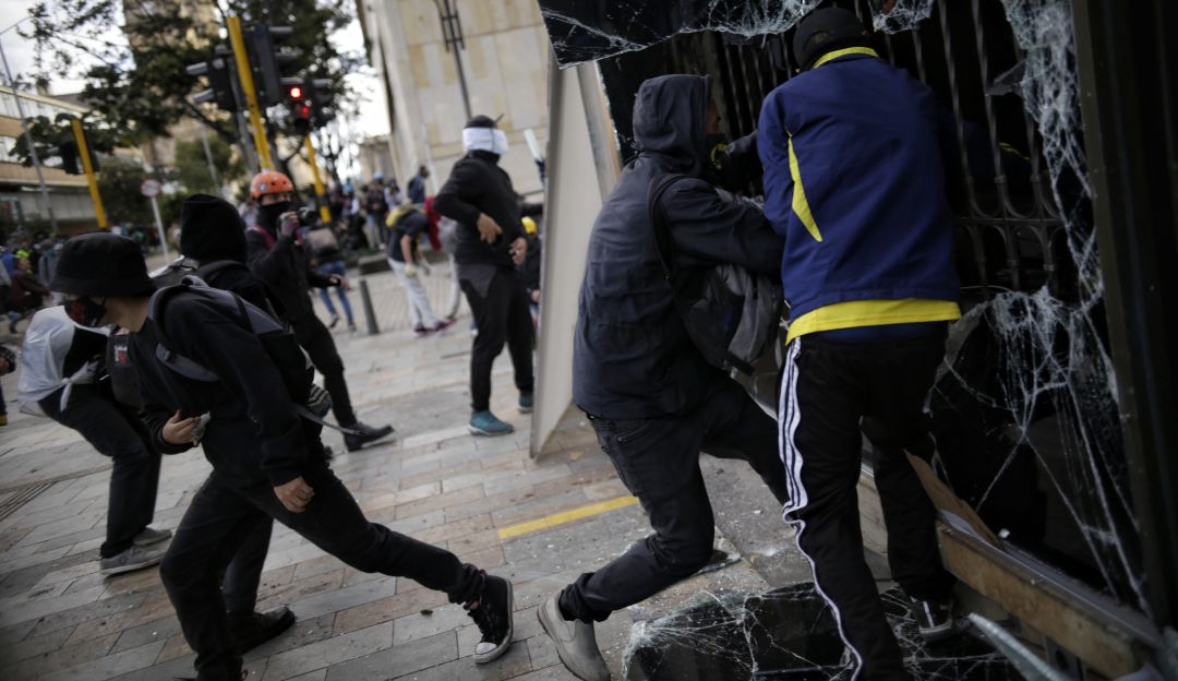 La Policía reporta 54 ataques al sistema financiero y 53 saqueos en tiendas y supermercados.