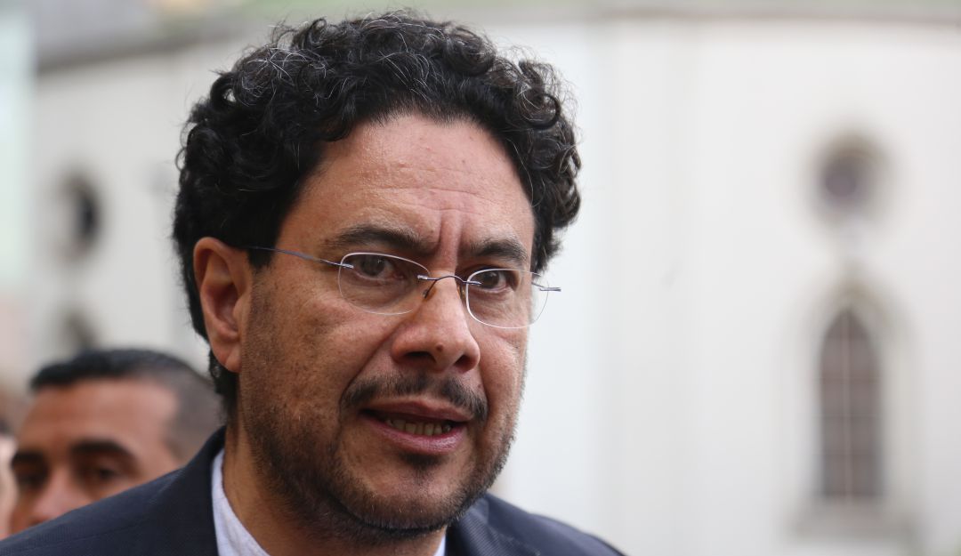 Tras polémico trino sobre uso de armas por parte de la Policía durante las manifestaciones, Cepeda anunció que denunciará a Uribe por "instigar a la violencia"