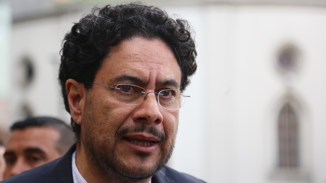 Cepeda denunciará a Uribe por "instigar a la violencia" con polémico trino
