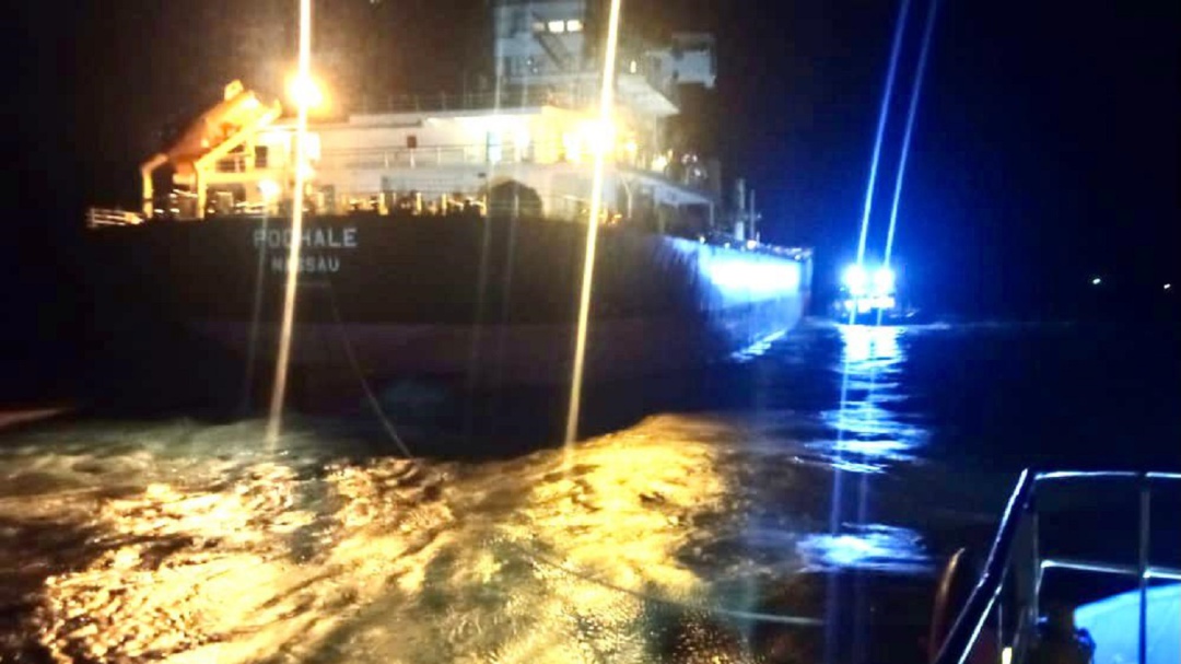 Tres remolcadores asistieron a buque por fallas en zarpe en el Puerto