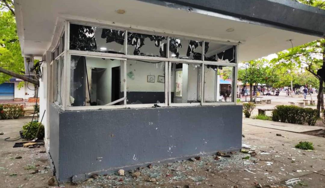 En Cartagena destruyeron un CAI y atacaron una estación de Bomberos