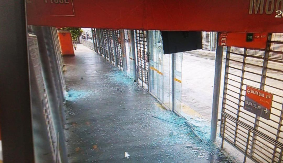 En la estación Madre Bernarda, individuos destruyeron las puertas de vidrio, los monitores de información y la taquilla