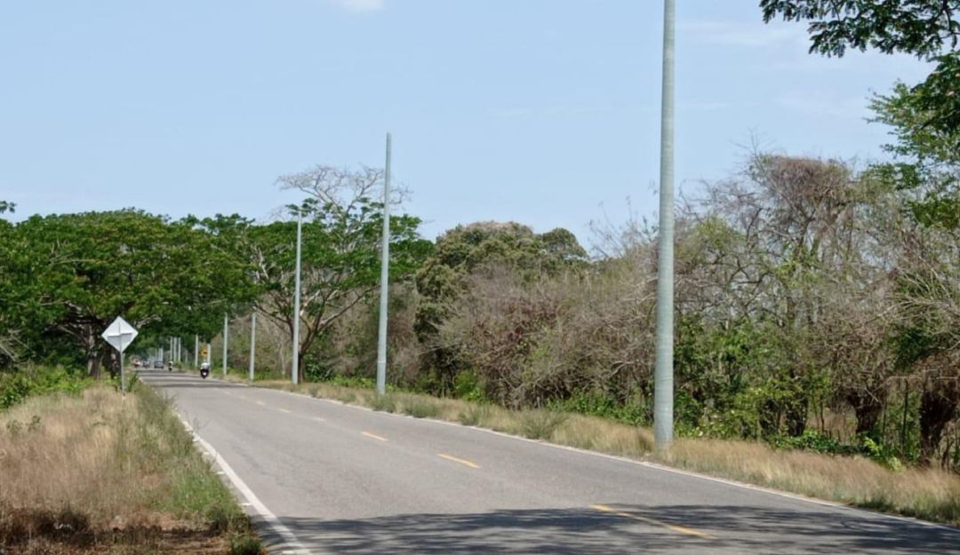 Más de cuatro kilómetros de cableado y noventa postes traslucidos con luminarias tipo LED se instalarán en la vía de acceso