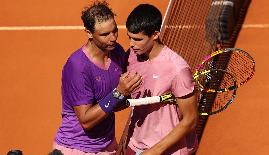 Rafael Nadal saluda al jover Carlos Alcaraz al final del juego.