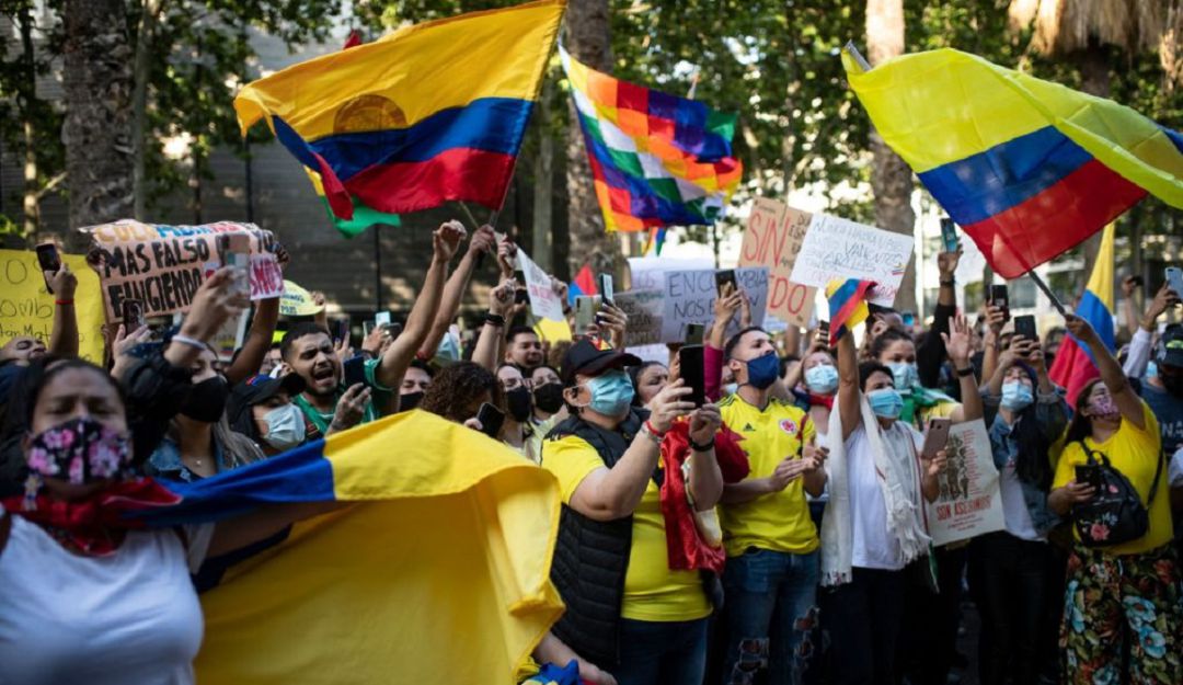 Ciudadanos colombianos salen a marchar en la ciudad de Barcelona este 5 de mayo.