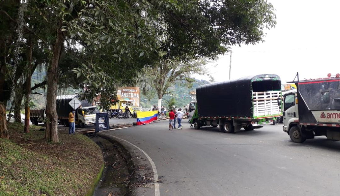 Bloqueo vial en Anserma