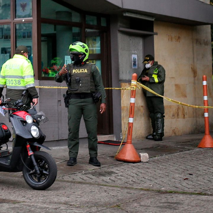 Piden investigar muerte de joven en subestación de policía de Madrid