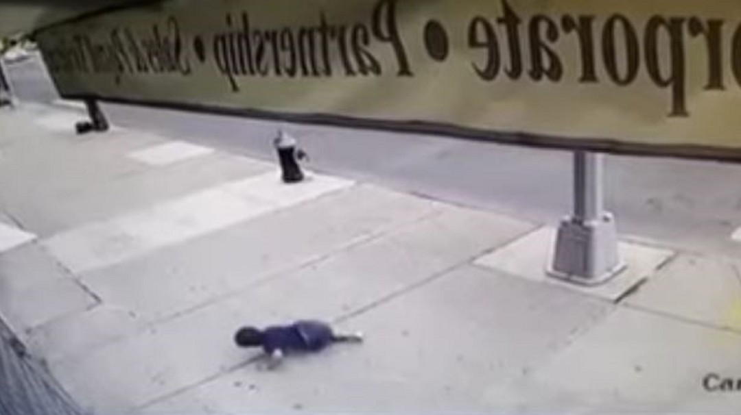¡Milagro! Niño que cayó de un 5 piso sobrevivió al golpe