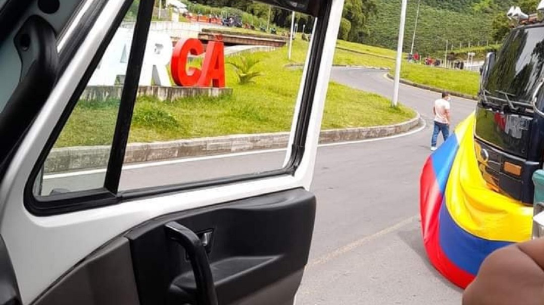 Camioneros se mantienen en paro y bloqueo de la vía La Línea en Quindío