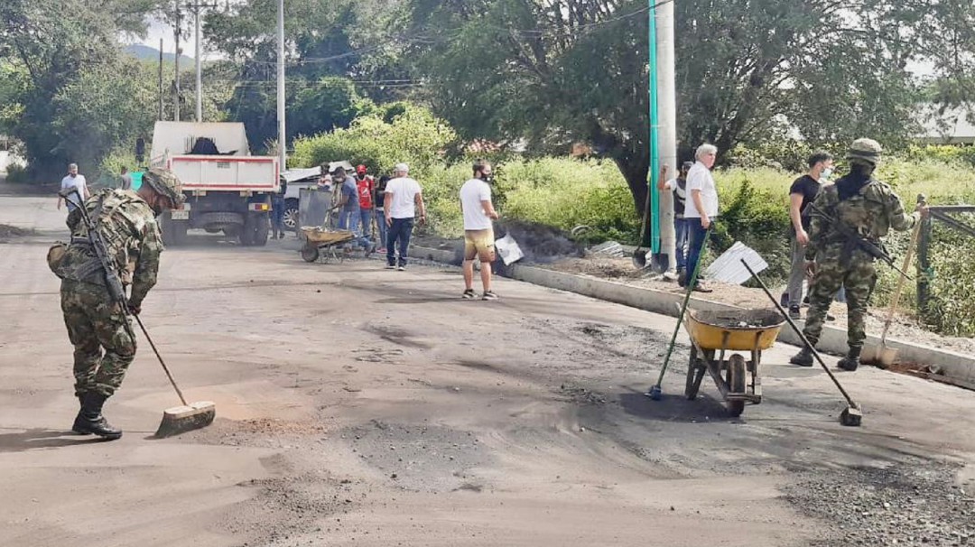 Fuerza Pública desbloqueó vías en Cali y recogió 10 toneladas de escombros