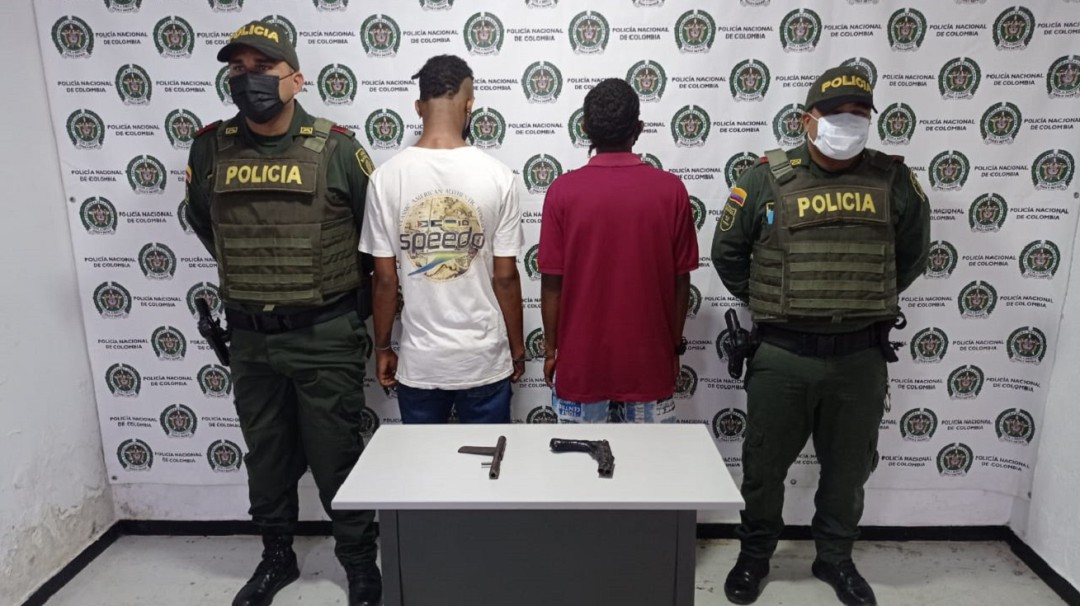 Sorprendidos adolescente y adulto cuando pretendían robar un bus en Bolívar