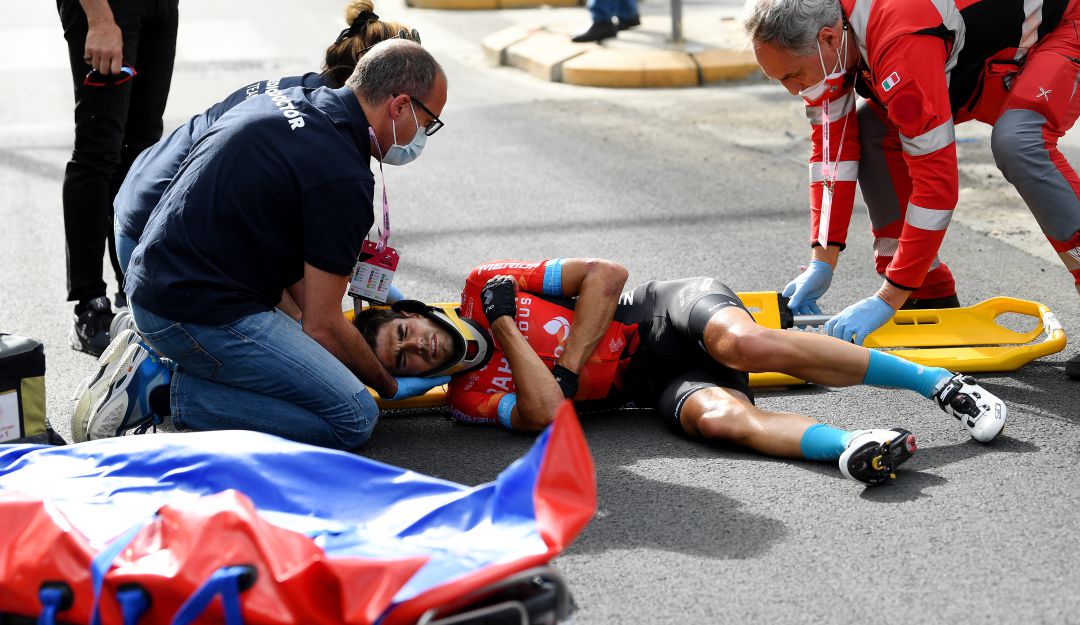 Mikel Landa sufrió una dura caída a falta de 4 kilómetros para finalizar la etapa 5 del Giro de Italia Mikel Landa sufrió una dura caída a falta de 4 kilómetros para finalizar la etapa 5 del Giro de Italia