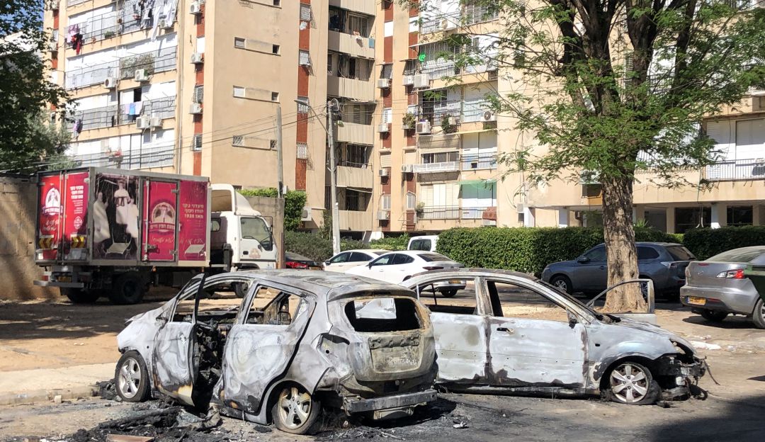 Carros incinerados en las ciudades con población judío-árabe Carros incinerados en las ciudades con población judío-árabe