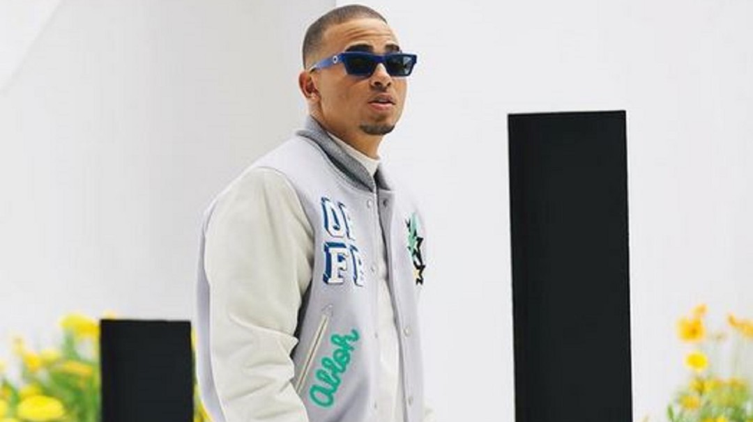 Ozuna entre burlas y críticas por cantar semidesnudo en la ducha