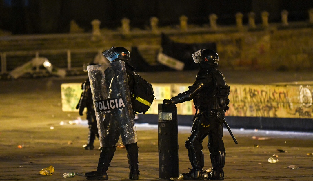 Defensoría denuncia ataque con ácido a policía en protestas Defensoría denuncia ataque con ácido a policía en protestas