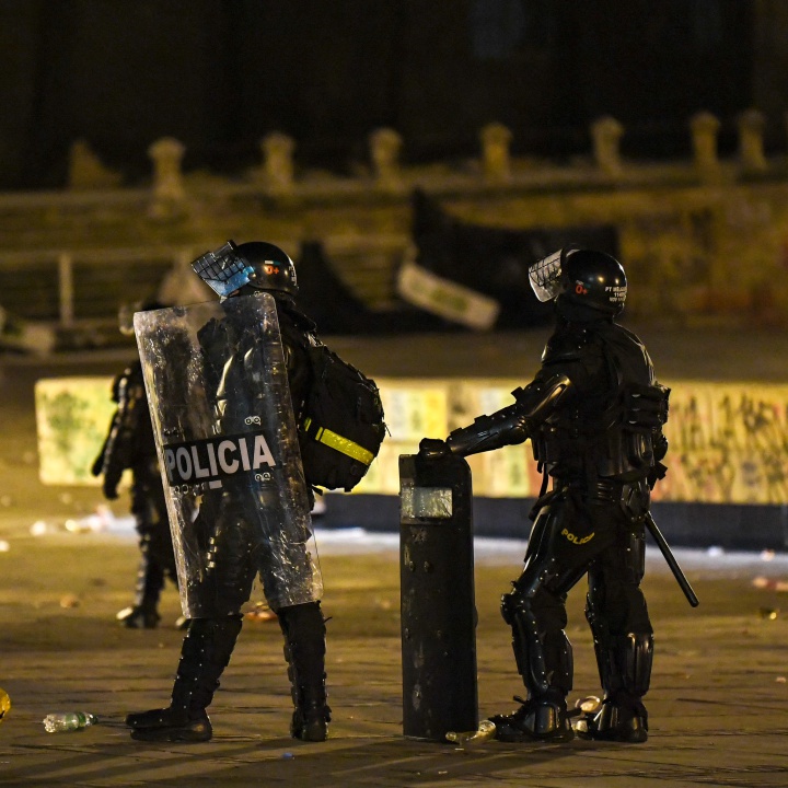 Defensoría denuncia ataque con ácido a policía en protestas