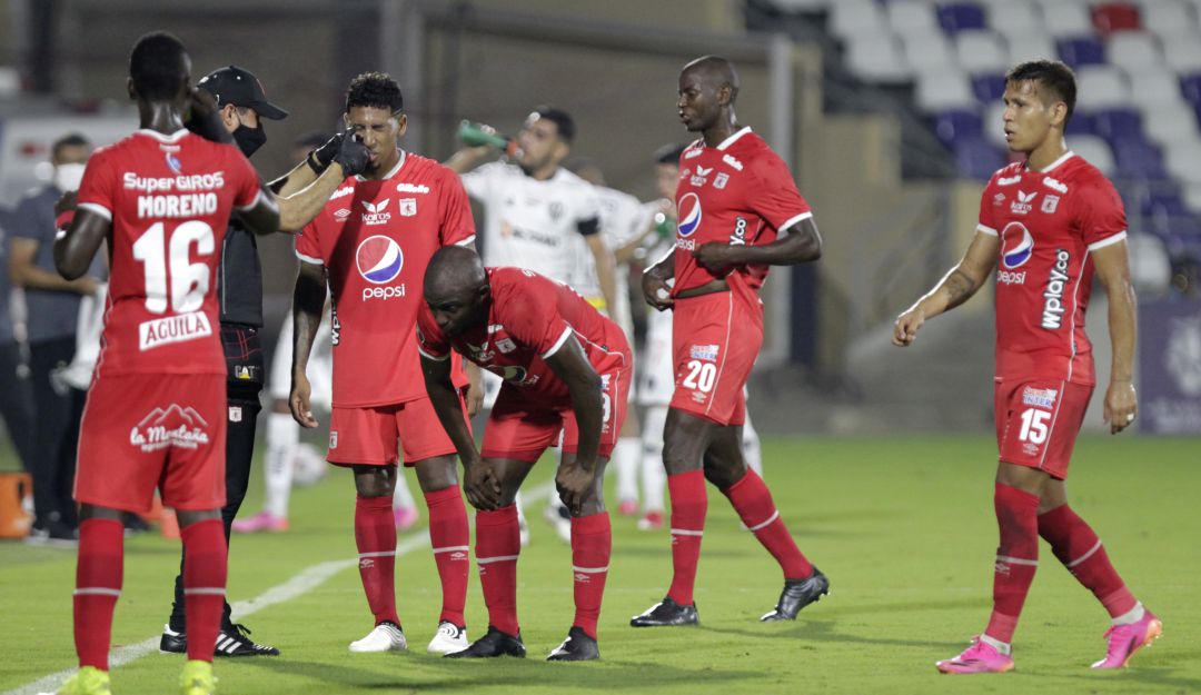 Jugadores del América de Cali y Atlético Mineiro afectados por los gases lacrimógenos Jugadores del América de Cali y Atlético Mineiro afectados por los gases lacrimógenos