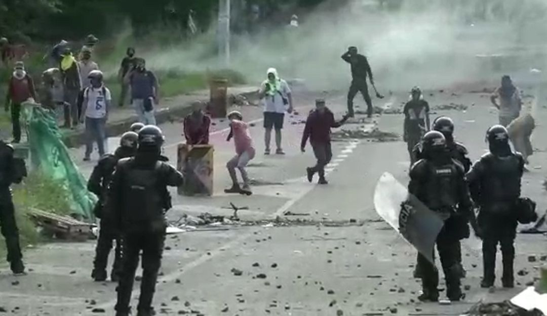 Los heridos son 9 agentes del ESMAD, de la unidad de Tránsito y también seis jóvenes manifestantes. Los heridos son 9 agentes del ESMAD, de la unidad de Tránsito y también seis jóvenes manifestantes.