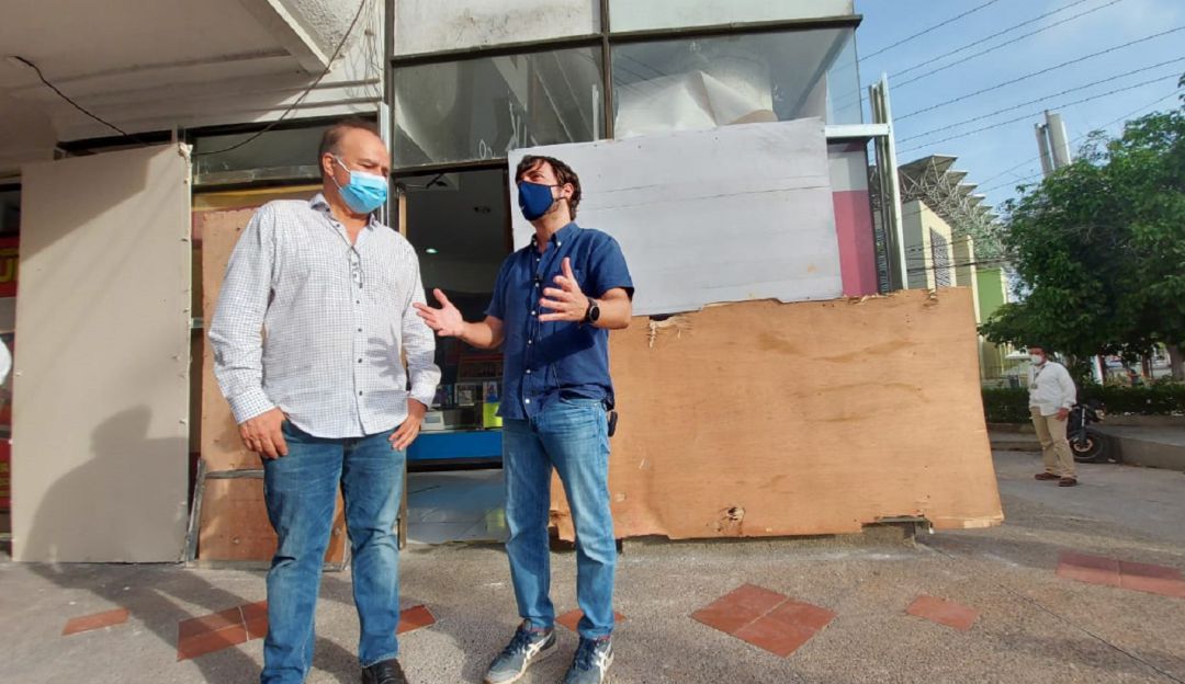 Alcalde Jaime Pumarejo visitando los comercios afectados Alcalde Jaime Pumarejo visitando los comercios afectados