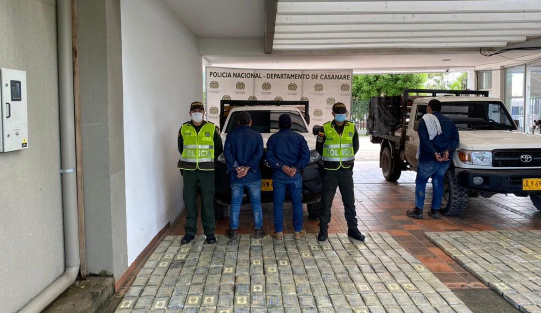 La droga ilícita estaba camuflada en dos camionetas. La droga ilícita estaba camuflada en dos camionetas.