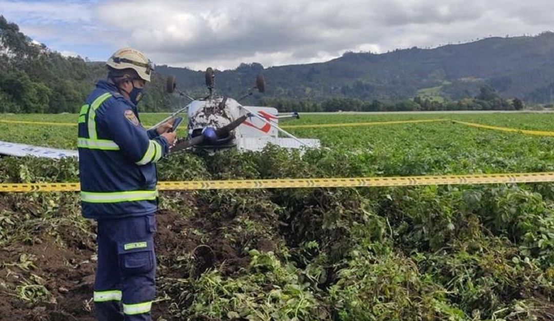 Avioneta con dos pasajeros cayó en un cultivo en Tenjo, Cundinamarca Avioneta con dos pasajeros cayó en un cultivo en Tenjo, Cundinamarca