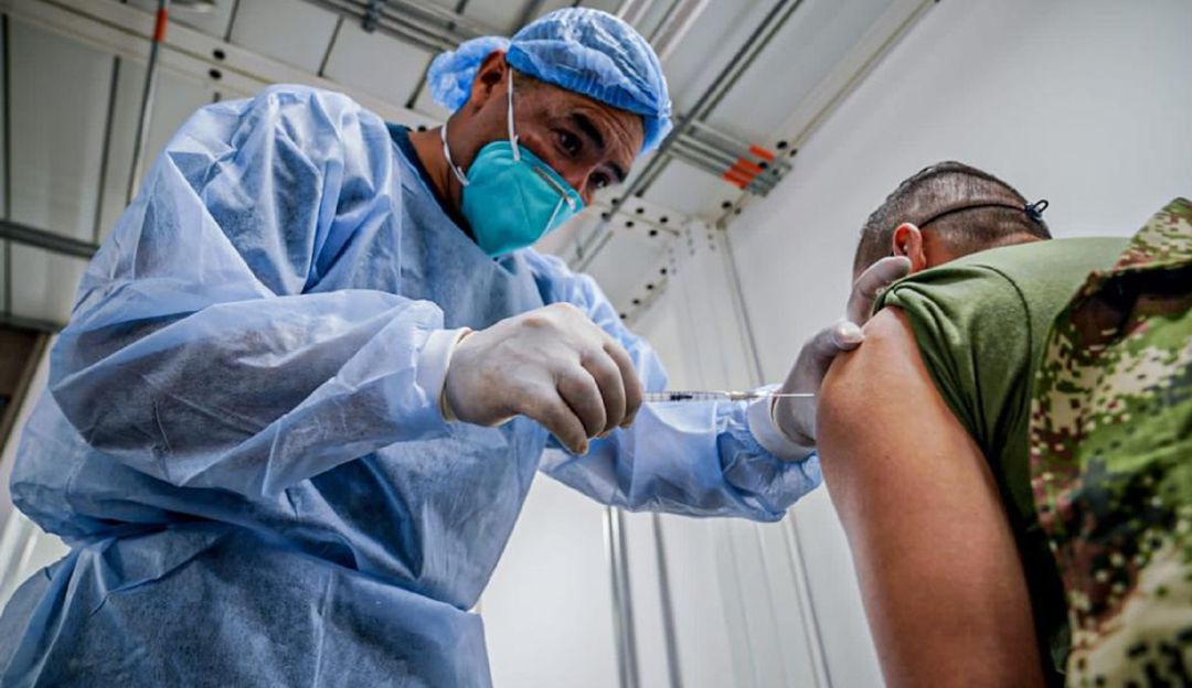 La vacunación a mayores de 80 años y al personal de la salud, continuará de manera simultánea. La vacunación a mayores de 80 años y al personal de la salud, continuará de manera simultánea.