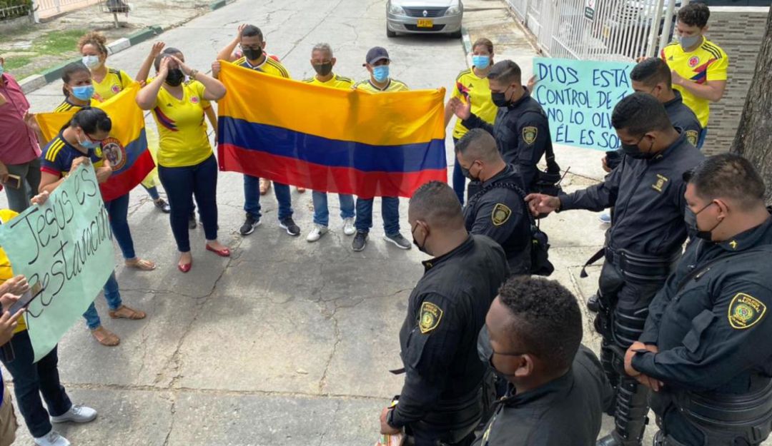 En una cadena de oración, vecinos e integrantes del Escuadrón Móvil Antidisturbios, se unieron en una plegaria por la paz y armonía En una cadena de oración, vecinos e integrantes del Escuadrón Móvil Antidisturbios, se unieron en una plegaria por la paz y armonía