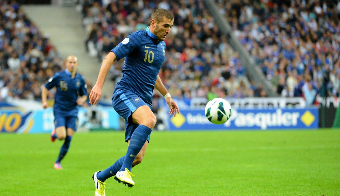 Karim Benzema en un partido con la selección francesa en las Eliminatorias al Mundial de Brasil 2014. Karim Benzema en un partido con la selección francesa en las Eliminatorias al Mundial de Brasil 2014.