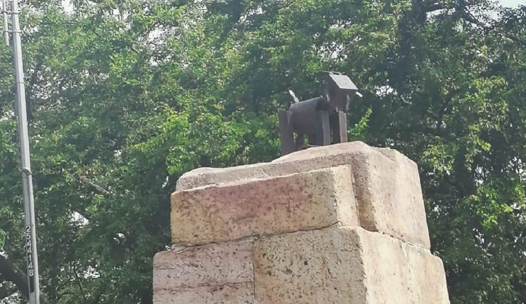 Imagen de la cabra sobre el pedestal Imagen de la cabra sobre el pedestal