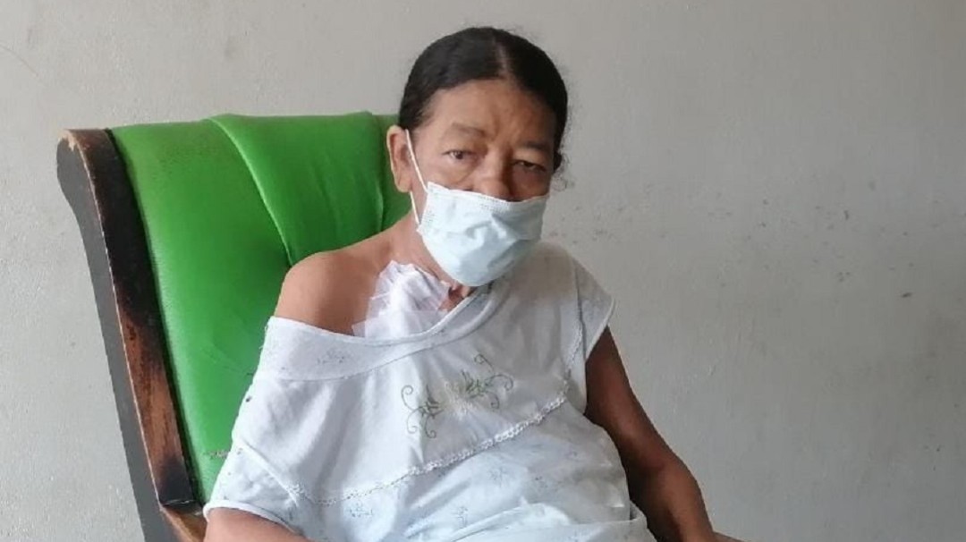 Adulta mayor espera traslado ambulatorio para terminar diálisis en Bolívar