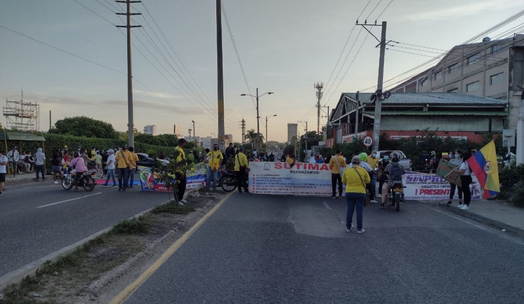 En tres puntos de la zona industrial, los manifestantes se reunieron exigiendo cambios del gobierno nacional En tres puntos de la zona industrial, los manifestantes se reunieron exigiendo cambios del gobierno nacional