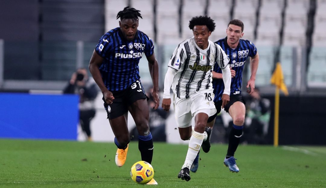 Duván Zapata y Juan Guillermo Cuadrado en un duelo por Liga de Italia Duván Zapata y Juan Guillermo Cuadrado en un duelo por Liga de Italia