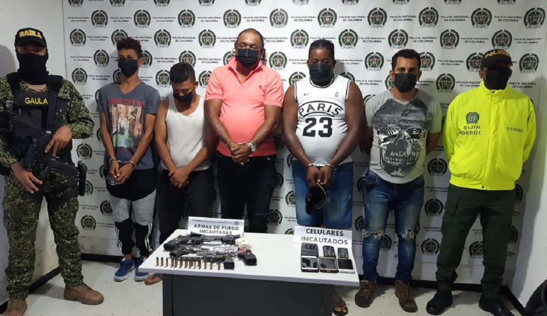 La Policía capturó a cinco hombres, entre ellos alias ‘Tiro Loco’ quien sería el cabecilla del grupo delincuencial en la zona La Policía capturó a cinco hombres, entre ellos alias ‘Tiro Loco’ quien sería el cabecilla del grupo delincuencial en la zona