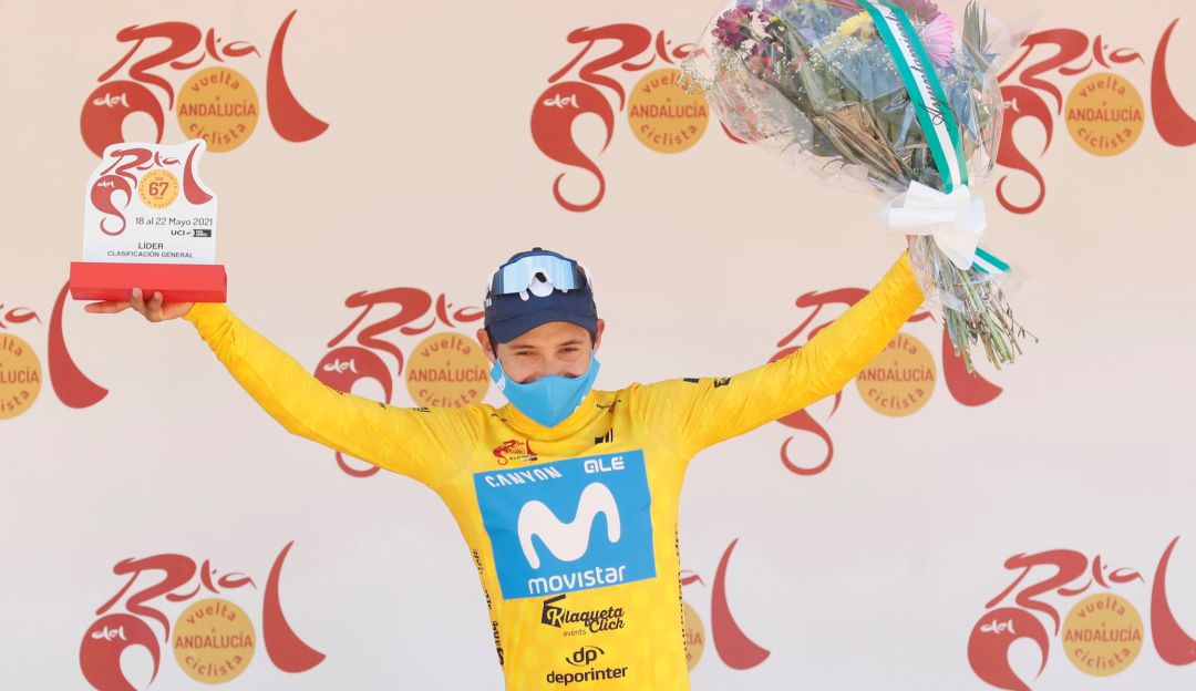 Miguel Ángel López celebra con la camiseta amarilla que lo certifica como líder de la carrera. Miguel Ángel López celebra con la camiseta amarilla que lo certifica como líder de la carrera.