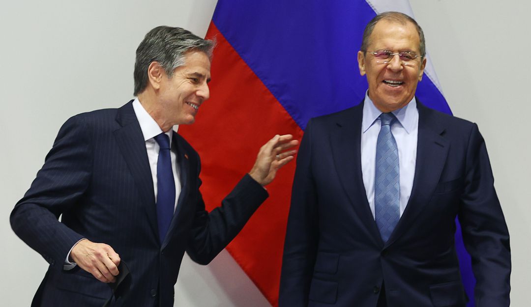 La reunión entre Anthony Blinken (izq) y Serguéi Lavrov (der) supone los primeros acercamientos entre Estados Unidos y Rusia tras una escalada en las tensiones. La reunión entre Anthony Blinken (izq) y Serguéi Lavrov (der) supone los primeros acercamientos entre Estados Unidos y Rusia tras una escalada en las tensiones.