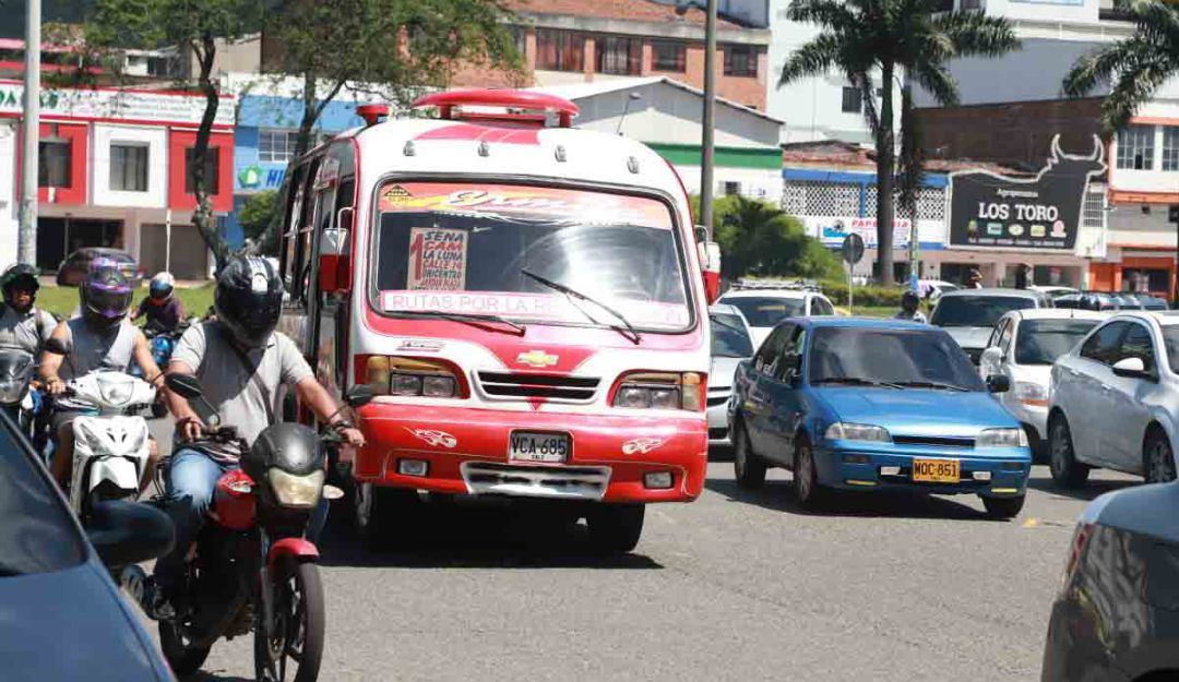 Buses apoyan movilidad de pasajeros en Cali Buses apoyan movilidad de pasajeros en Cali