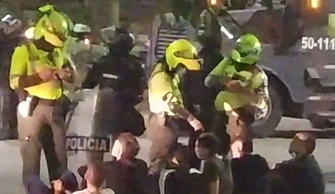 Policía interviniendo en el lugar de los enfrentamientos. Policía interviniendo en el lugar de los enfrentamientos.