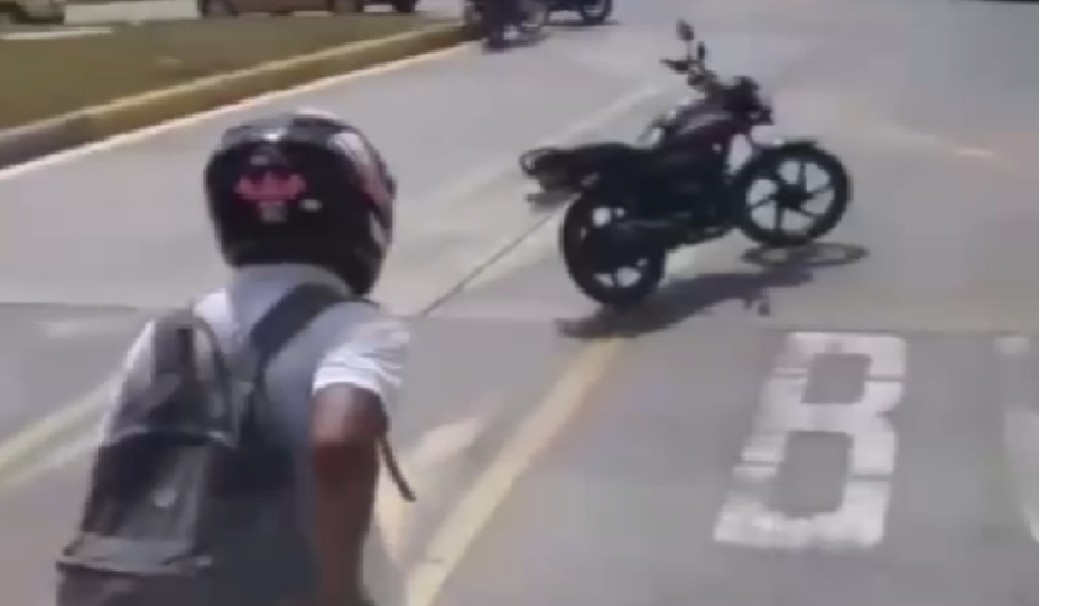 Motociclista invadió carril de Transcaribe y discutió con un conductor
