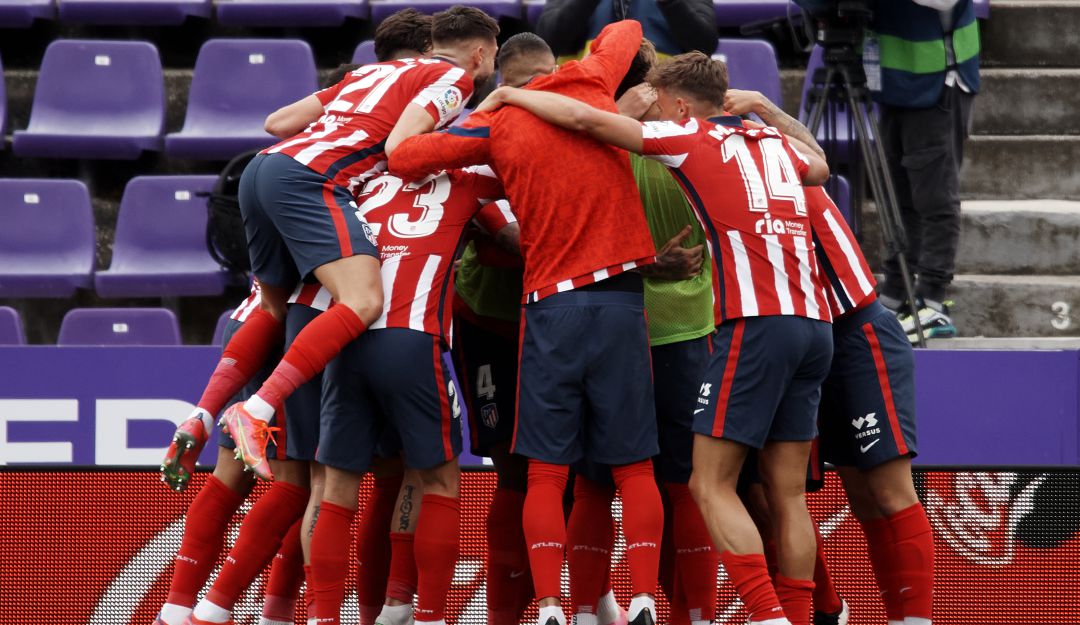 Los jugadores del Atlético festejan el gol del triunfo de Luis Suárez. Los jugadores del Atlético festejan el gol del triunfo de Luis Suárez.