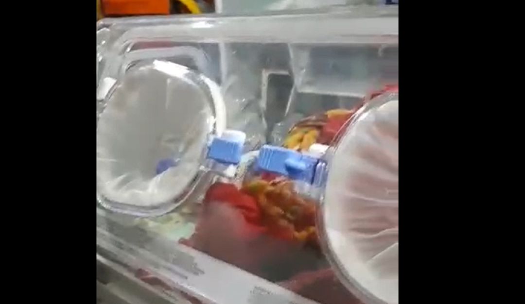 Ambulancia en la que era transportada la bebé recién nacida Ambulancia en la que era transportada la bebé recién nacida
