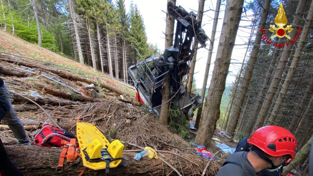 14 personas murieron al caer teleférico en región turística de Italia