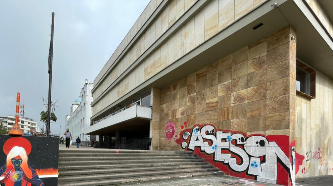Evalúan afectaciones por grafitis en la fachada del Teatro Los Fundadores