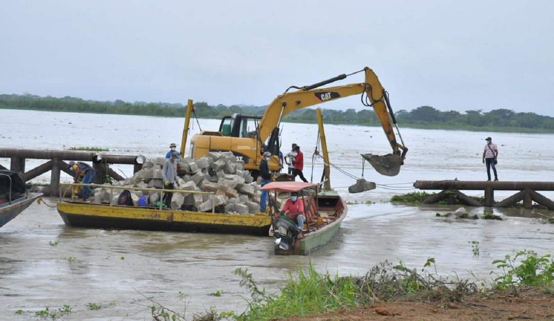 En el sector Cara de Gato de San Jacinto del Cauca se instalan sacos de polipropileno y se realiza el aprovisionamiento del tablestacado En el sector Cara de Gato de San Jacinto del Cauca se instalan sacos de polipropileno y se realiza el aprovisionamiento del tablestacado