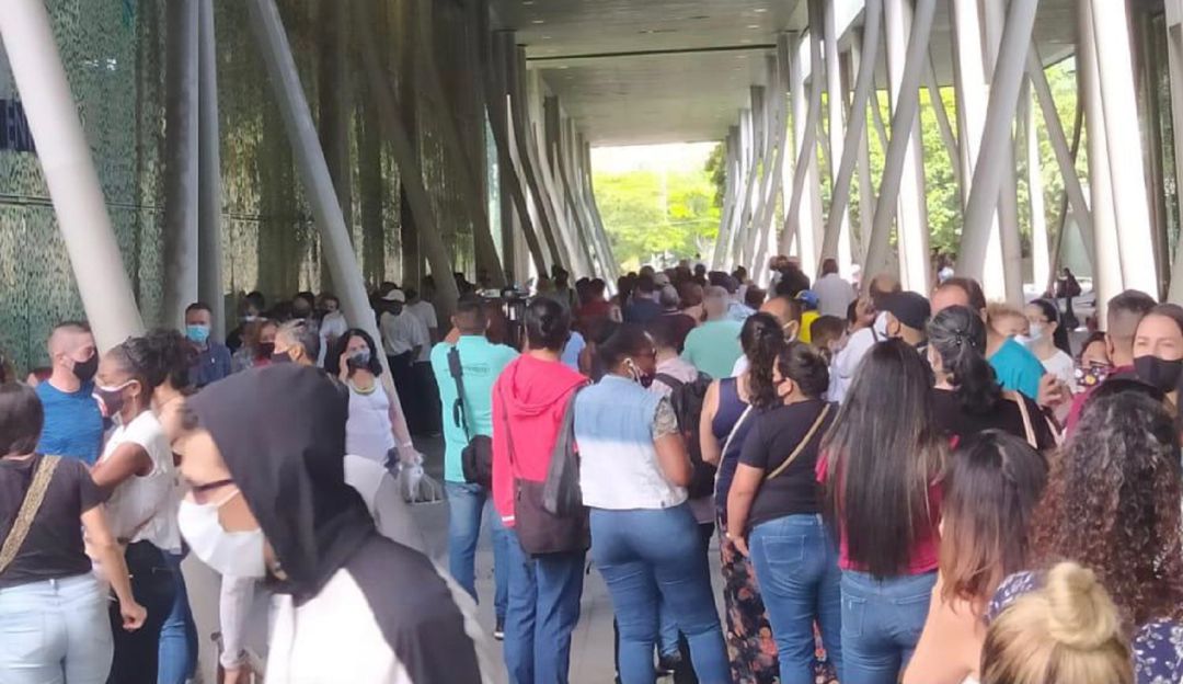 Con fila hasta de cinco horas, docentes en Medellín esperan vacuna Con fila hasta de cinco horas, docentes en Medellín esperan vacuna