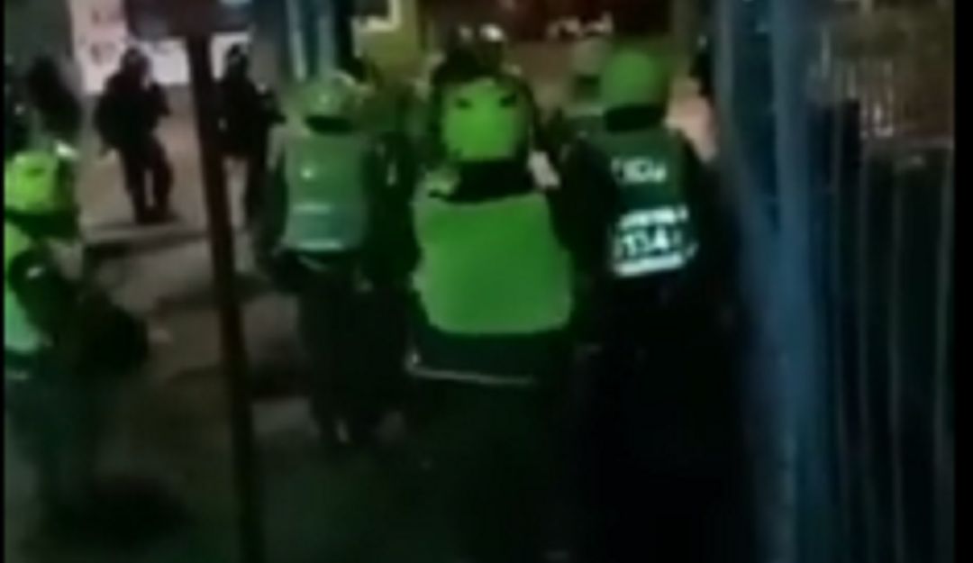Momento en el que uno de los uniformados se cambia el chaleco y lo usa al revés Momento en el que uno de los uniformados se cambia el chaleco y lo usa al revés