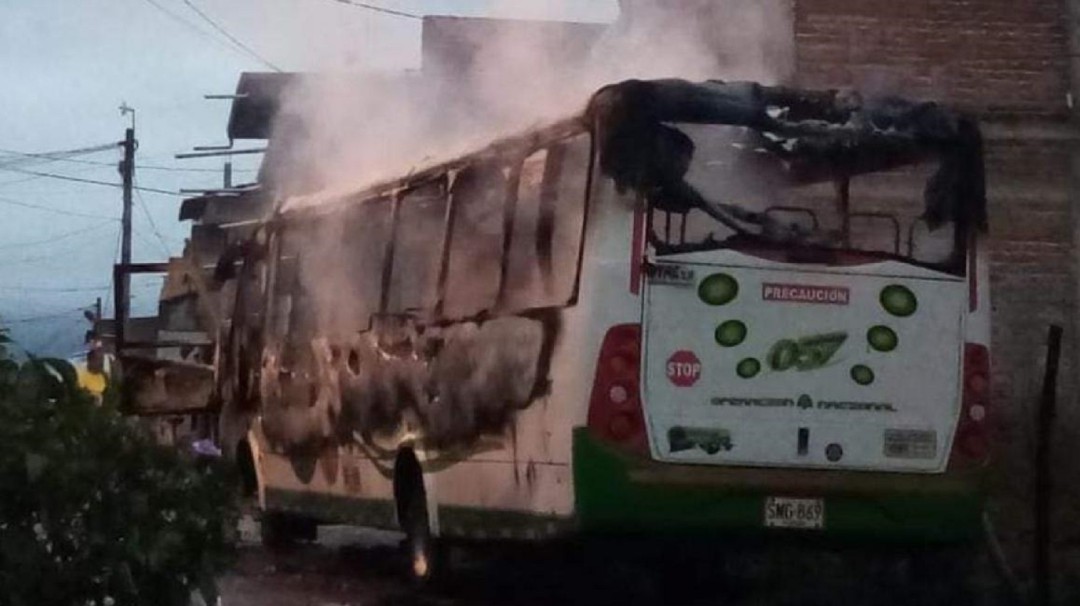 Nueve corteros de caña heridos al ser incinerada buseta en Florida, Valle